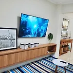 Pé na areia. Recém reformado. No melhor pedaço de Balneário.