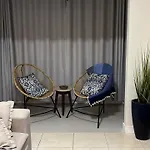Pé na areia. Recém reformado. No melhor pedaço de Balneário.