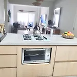 Pé na areia. Recém reformado. No melhor pedaço de Balneário.