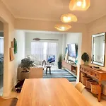 Pé na areia. Recém reformado. No melhor pedaço de Balneário.