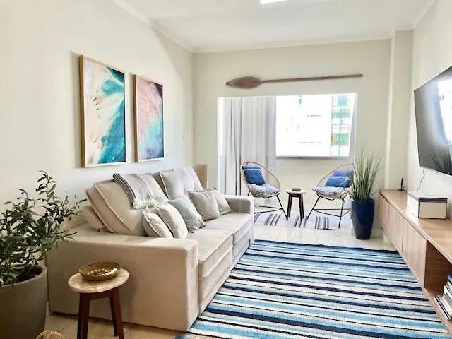 Pé na areia. Recém reformado. No melhor pedaço de Balneário.